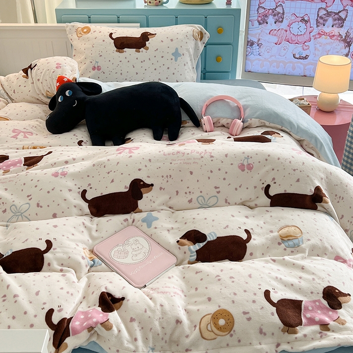 91家纺网 家纺一手货源 找家纺 昔可家纺 2024新款印花牛奶绒四件套系列-卡通系列 点点腊肠狗