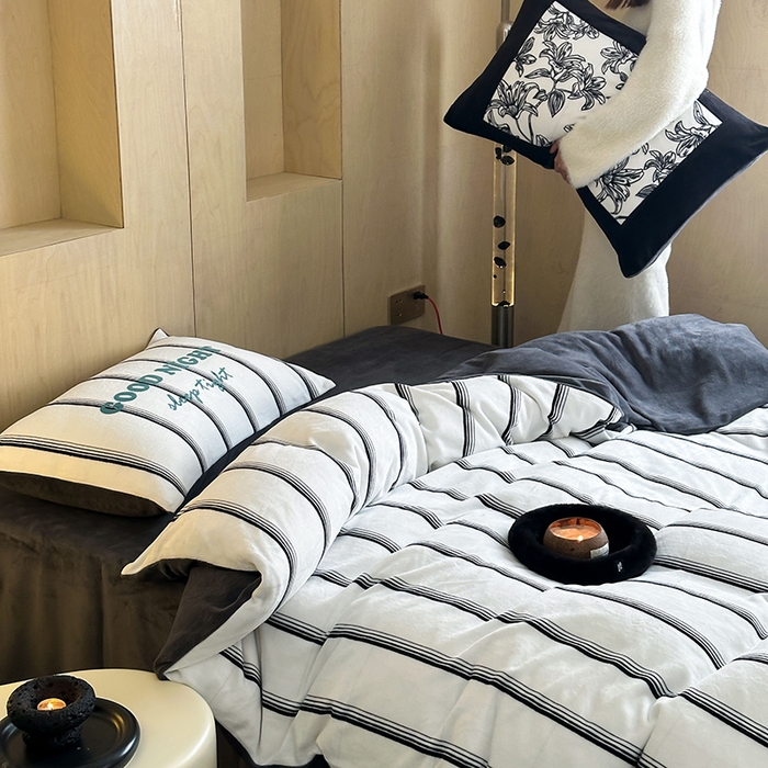 91家纺网 家纺一手货源 找家纺 昔可家纺 2024新款大版数码印花设计师牛奶绒四件套 黑条茶歇花