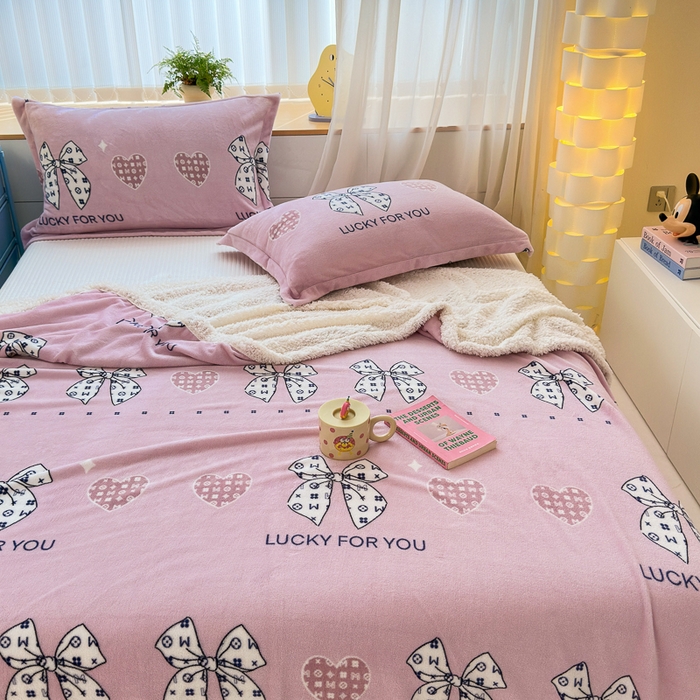 91家纺网 家纺一手货源 找家纺 花伞家居 2024直播新款牛奶绒羊羔绒多功能复合拉链被套款毛毯 毛毯-字母蝴蝶结