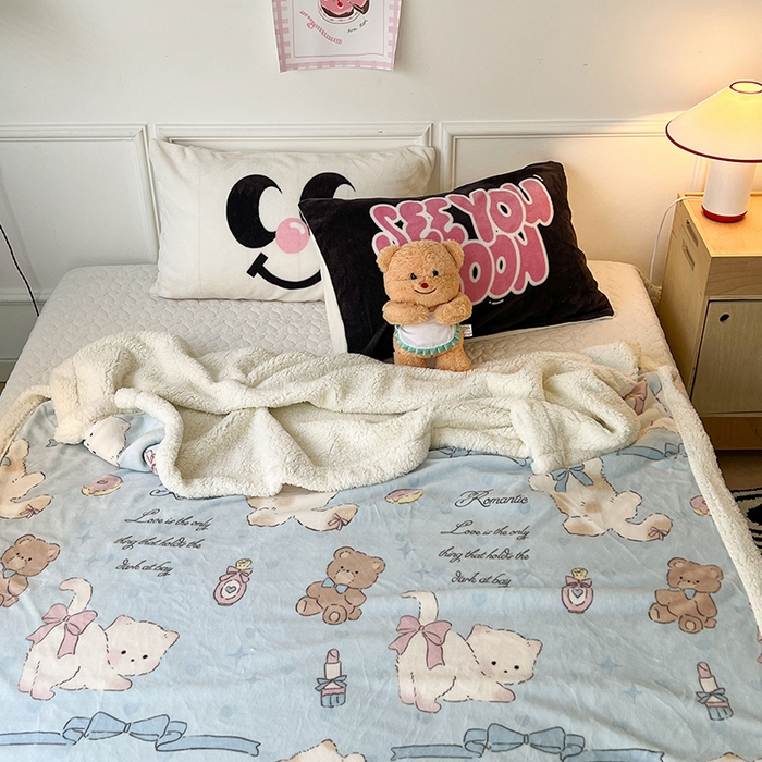 91家纺网 家纺一手货源 找家纺 昔可家纺 2024新款羊羔绒牛奶绒毛毯系列（三）-场景二-卡通系列 小熊礼物
