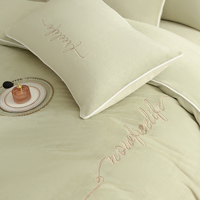 91家纺网 家纺一手货源 找家纺 安莱生活 2024新款A类高克重小香风奢美牛奶绒英文刺绣四件套 秧绿