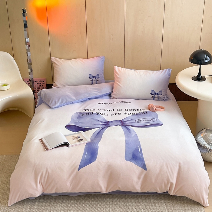 91家纺网 家纺一手货源 找家纺 昔可家纺 2024新款大版数码印花设计师牛奶绒四件套 渐变蝴蝶结