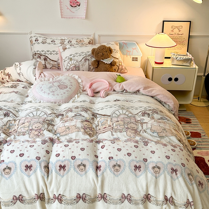 91家纺网 家纺一手货源 找家纺 昔可家纺 2024新款印花牛奶绒四件套系列-洛丽塔风 小熊玩偶屋