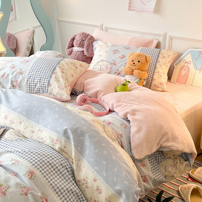 91家纺网 家纺一手货源 找家纺 昔可家纺 2024新款秋冬新款棉加牛奶绒四件套 蓝格草莓兔