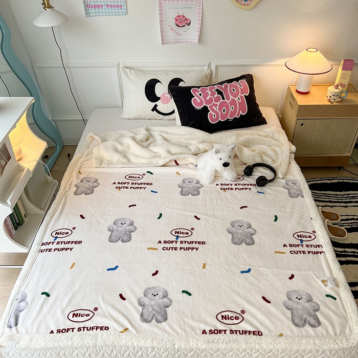 91家纺网 家纺一手货源 找家纺 昔可家纺 2024新款羊羔绒牛奶绒毛毯系列（三）-场景二-卡通系列 朱古力小灰熊