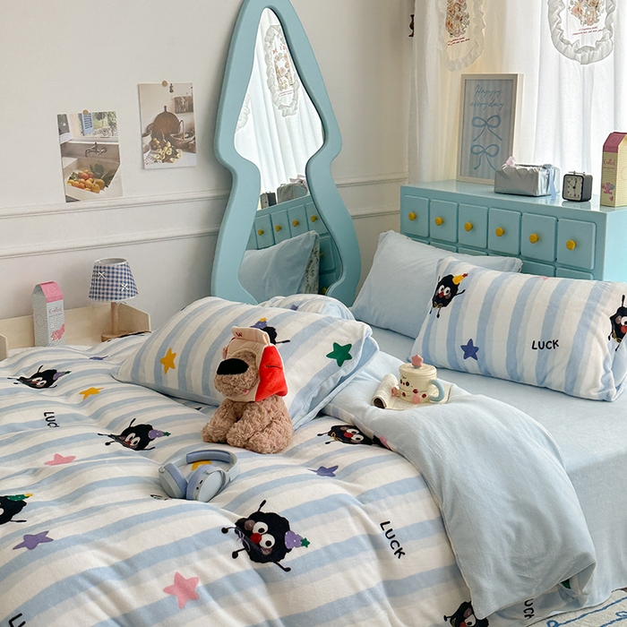 91家纺网 家纺一手货源 找家纺 昔可家纺 2024新款印花牛奶绒四件套系列-卡通系列 星星小黑球