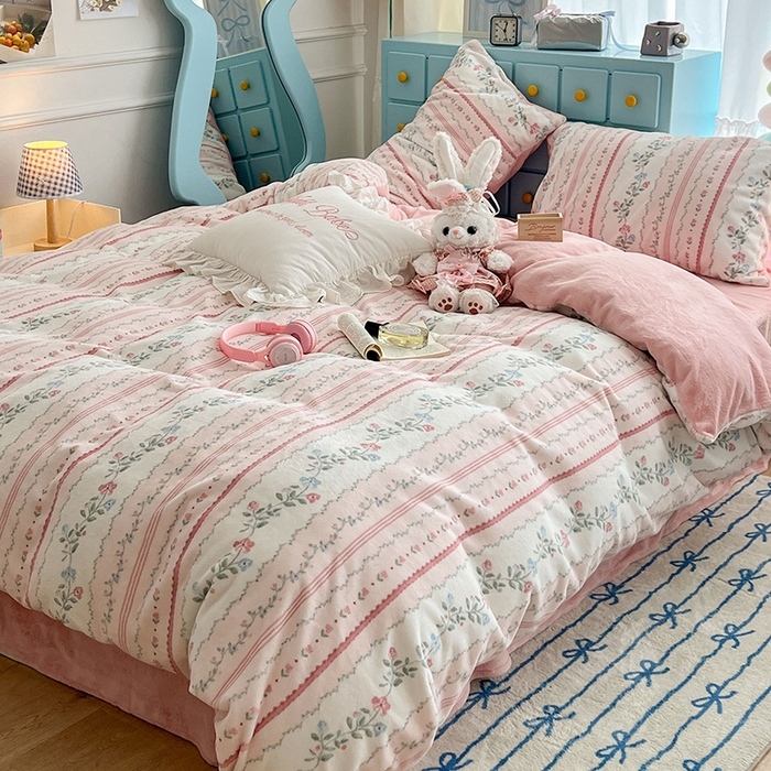 91家纺网 家纺一手货源 找家纺 昔可家纺 2024新款印花牛奶绒四件套系列-复古小清新系列 琉璃花语 粉