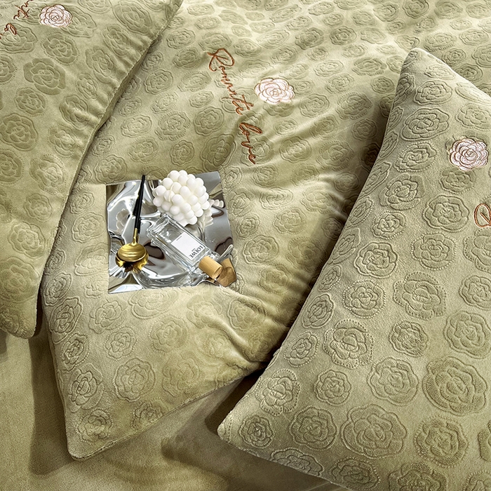 91家纺网 家纺一手货源 找家纺 眠多宝 2024新款纯色牛奶雕花绒刺绣四件套 抹茶绿