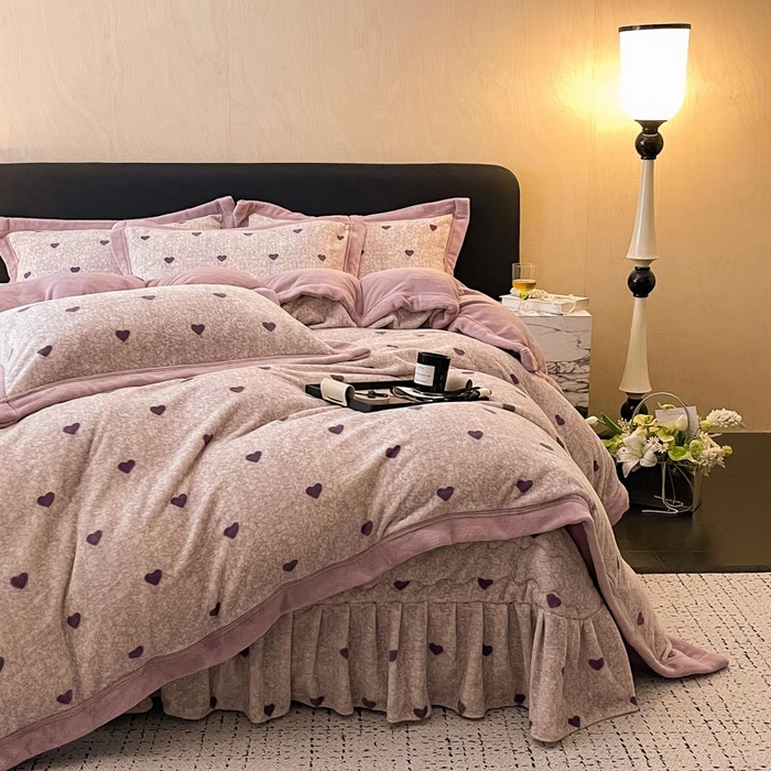 91家纺网 家纺一手货源 找家纺 茉保家纺 2024新款包边款印花牛奶绒床盖四件套 爱心(紫）