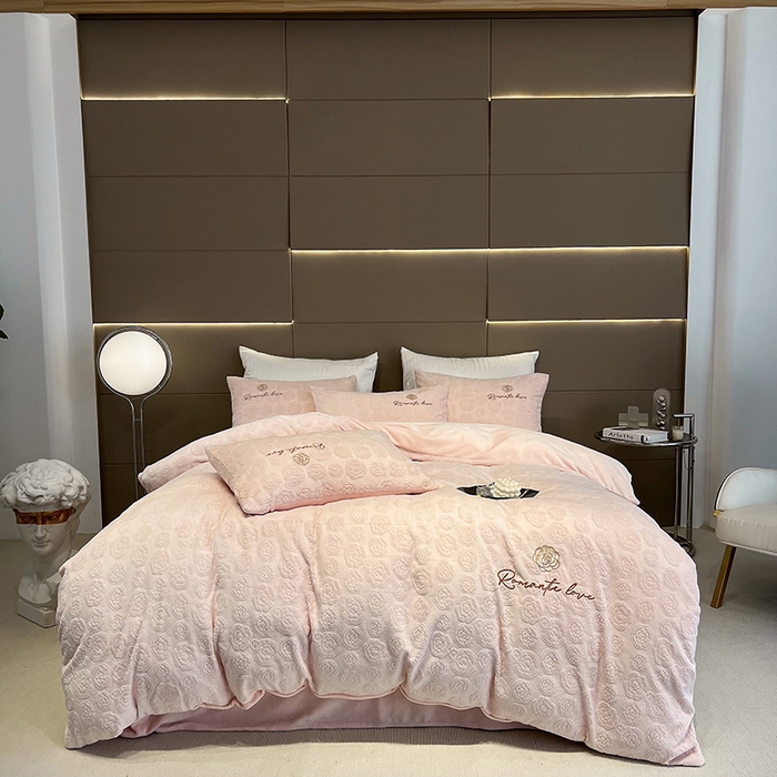 91家纺网 家纺一手货源 找家纺 眠多宝 2024新款纯色牛奶雕花绒刺绣四件套 樱花粉