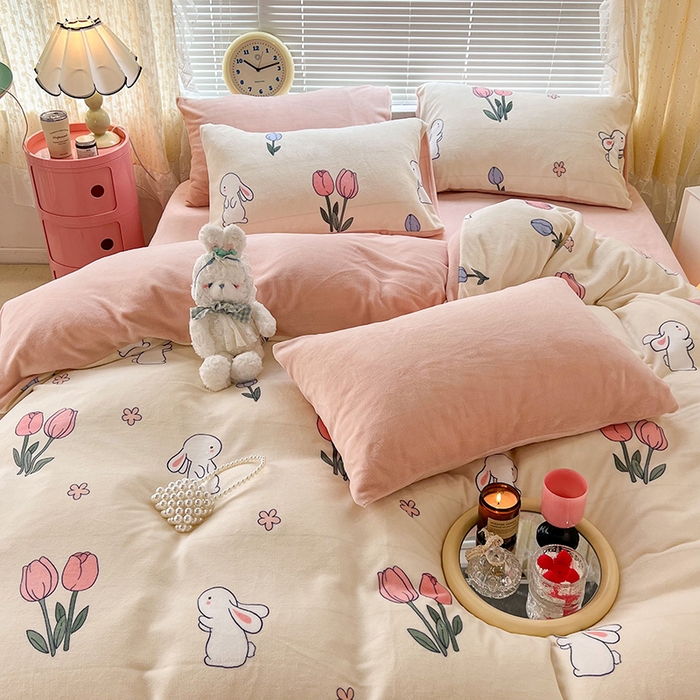 91家纺网 家纺一手货源 找家纺 昔可家纺 2024新款印花牛奶绒四件套系列-2023年热款系列 粉粉郁金兔