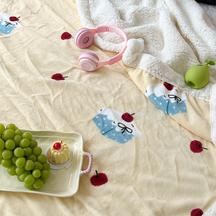 91家纺网 家纺一手货源 找家纺 昔可家纺 2024新款羊羔绒牛奶绒毛毯系列（三）-场景二-ins风系列 樱桃奶油蛋糕