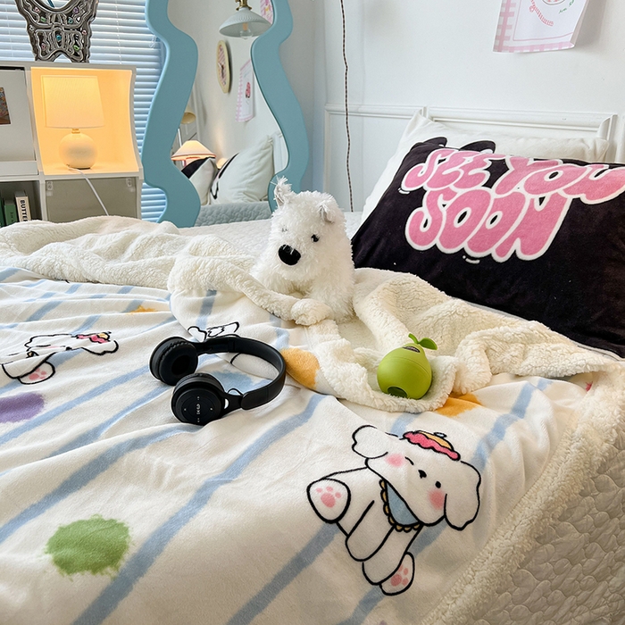 91家纺网 家纺一手货源 找家纺 昔可家纺 2024新款羊羔绒牛奶绒毛毯系列（三）-场景二-卡通系列 蓝波纹奶狗