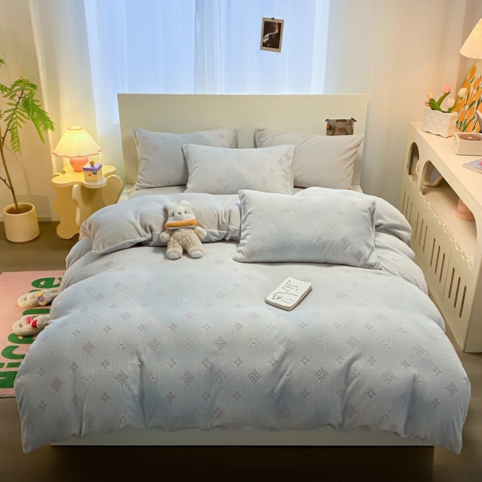 91家纺网 家纺一手货源 找家纺 呗旺鹿 2024新款高克重着色烂花雕花牛奶绒轻奢四件套 爱维午夜蓝