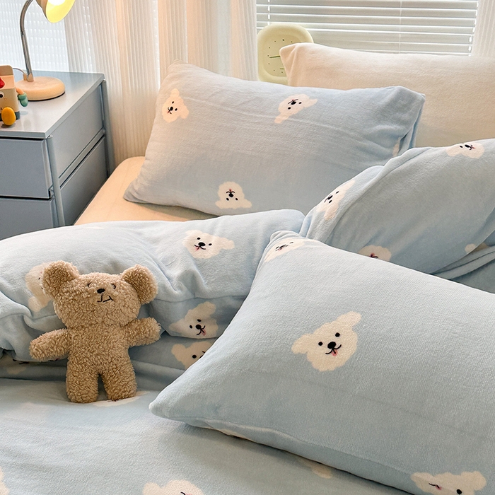 91家纺网 家纺一手货源 找家纺 昔可家纺 2024新款印花牛奶绒四件套系列-2023年热款系列 蓝底小白熊