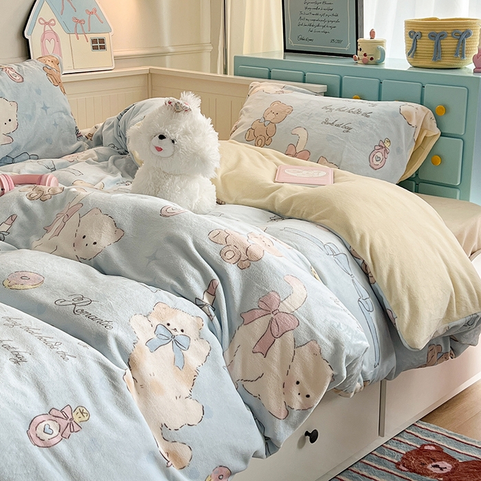 91家纺网 家纺一手货源 找家纺 昔可家纺 2024新款印花牛奶绒四件套系列-卡通系列 小熊礼物