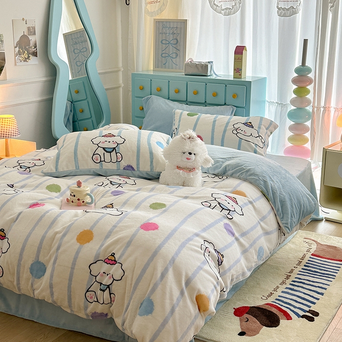 91家纺网 家纺一手货源 找家纺 昔可家纺 2024新款印花牛奶绒四件套系列-卡通系列 蓝波纹奶狗