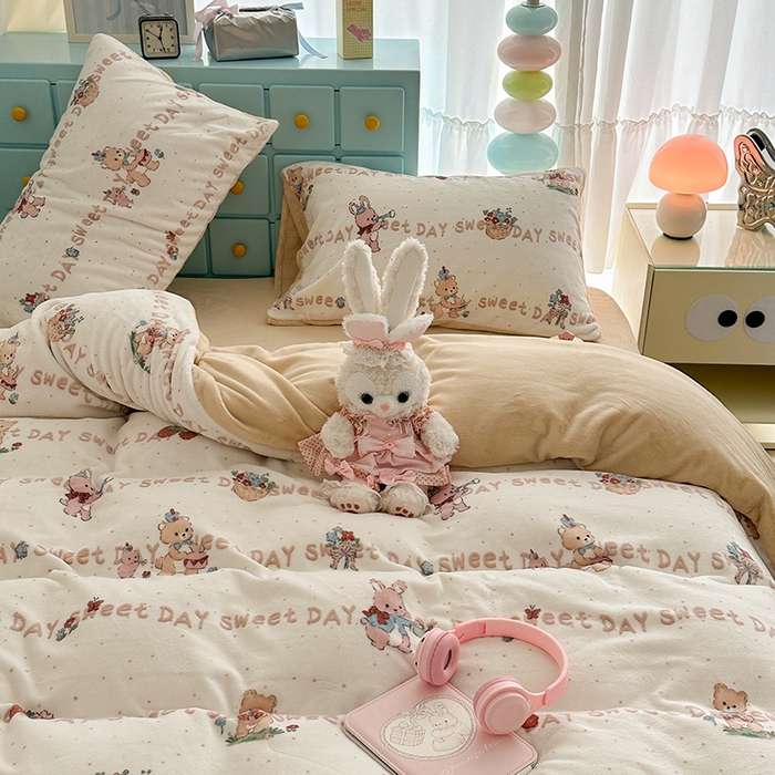 91家纺网 家纺一手货源 找家纺 昔可家纺 2024新款印花牛奶绒四件套系列-卡通系列 萌宠伙伴