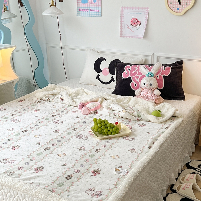 91家纺网 家纺一手货源 找家纺 昔可家纺 2024新款羊羔绒牛奶绒毛毯系列（三）-场景二-卡通系列 花朵草莓兔