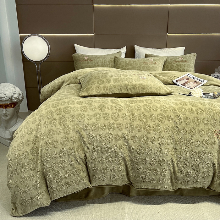 91家纺网 家纺一手货源 找家纺 眠多宝 2024新款纯色牛奶雕花绒刺绣四件套 抹茶绿