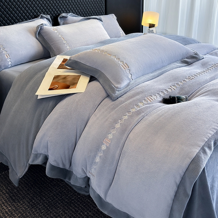 91家纺网 家纺一手货源 找家纺 凡客家居 2024新款高克重牛奶绒绣花拼角四件套 海洋蓝