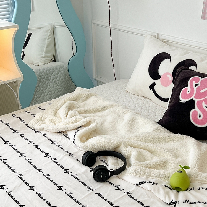 91家纺网 家纺一手货源 找家纺 昔可家纺 2024新款羊羔绒牛奶绒毛毯系列（三）-场景二-ins风系列 潮趣黑色字母