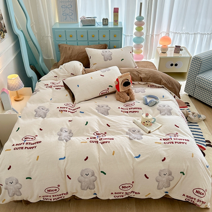 91家纺网 家纺一手货源 找家纺 昔可家纺 2024新款印花牛奶绒四件套系列-卡通系列 朱古力小灰熊