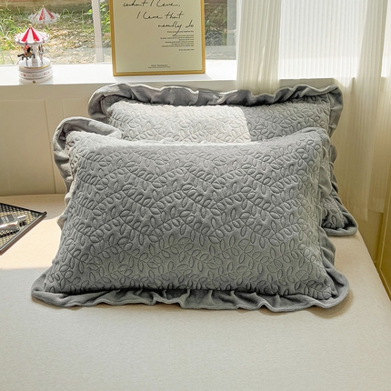 91家纺网 家纺一手货源 找家纺 漫时光 2025新款纯色牛奶绒花边款枕套 罗曼-轻奢灰