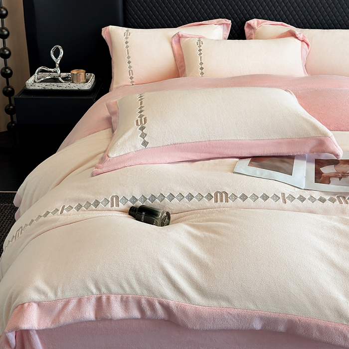 91家纺网 家纺一手货源 找家纺 凡客家居 2024新款高克重牛奶绒绣花拼角四件套 樱花粉