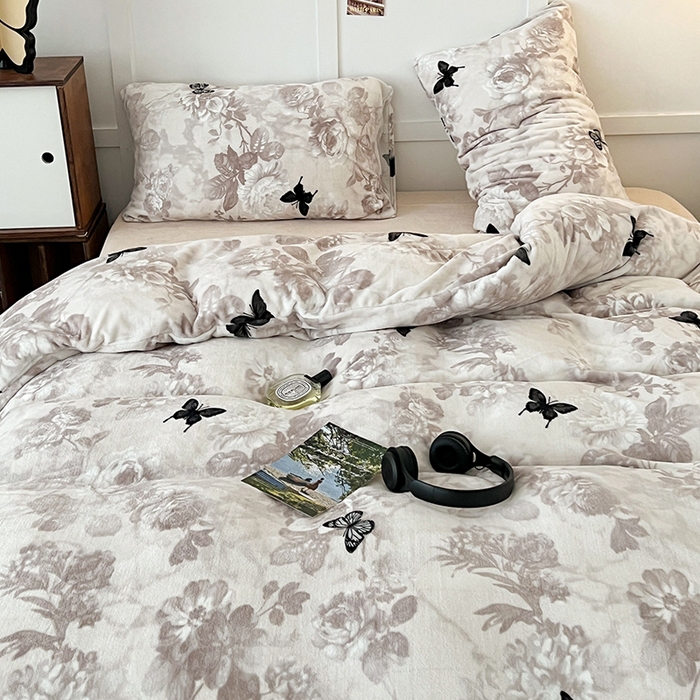 91家纺网 家纺一手货源 找家纺 昔可家纺 2024新款印花牛奶绒四件套系列-复古小清新系列 水墨花蝴蝶