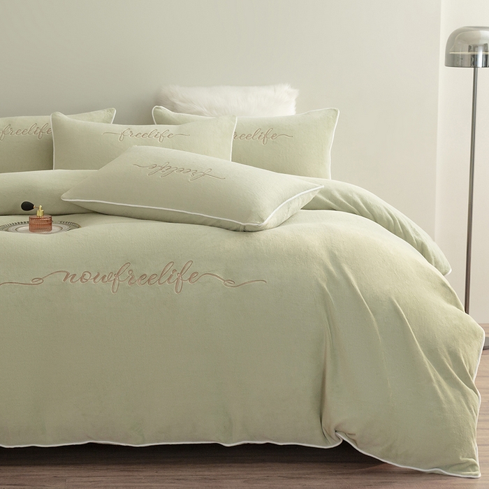 91家纺网 家纺一手货源 找家纺 安莱生活 2024新款A类高克重小香风奢美牛奶绒英文刺绣四件套 秧绿