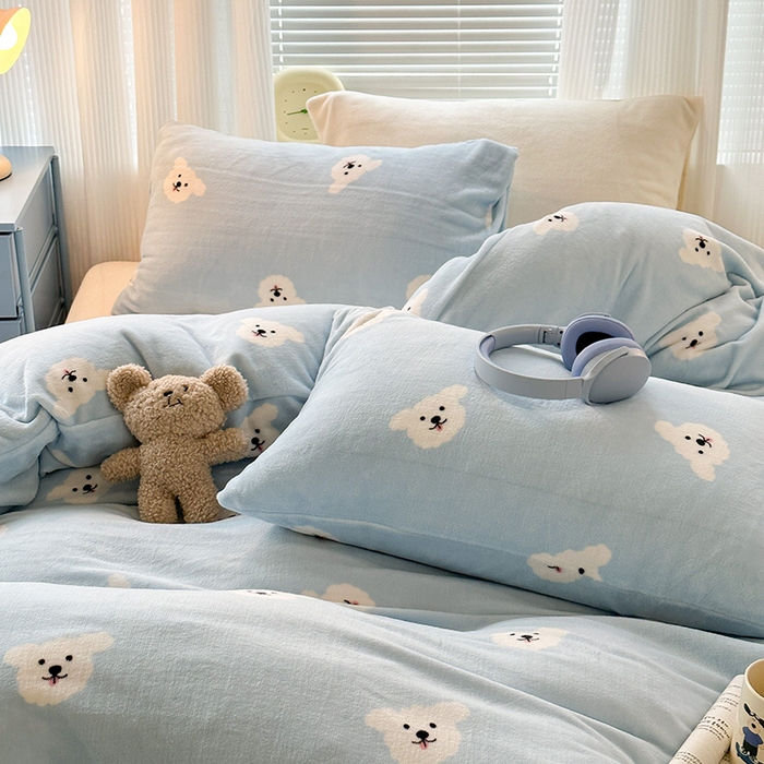 91家纺网 家纺一手货源 找家纺 昔可家纺 2024新款印花牛奶绒四件套系列-2023年热款系列 蓝底小白熊