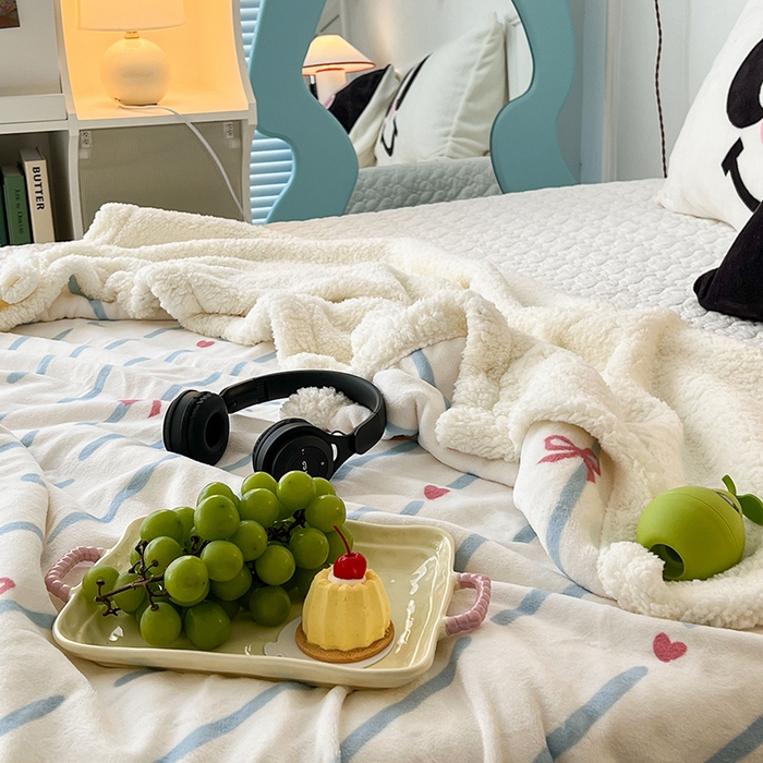 91家纺网 家纺一手货源 找家纺 昔可家纺 2024新款羊羔绒牛奶绒毛毯系列（三）-场景二-少女风系列 甜酷字母