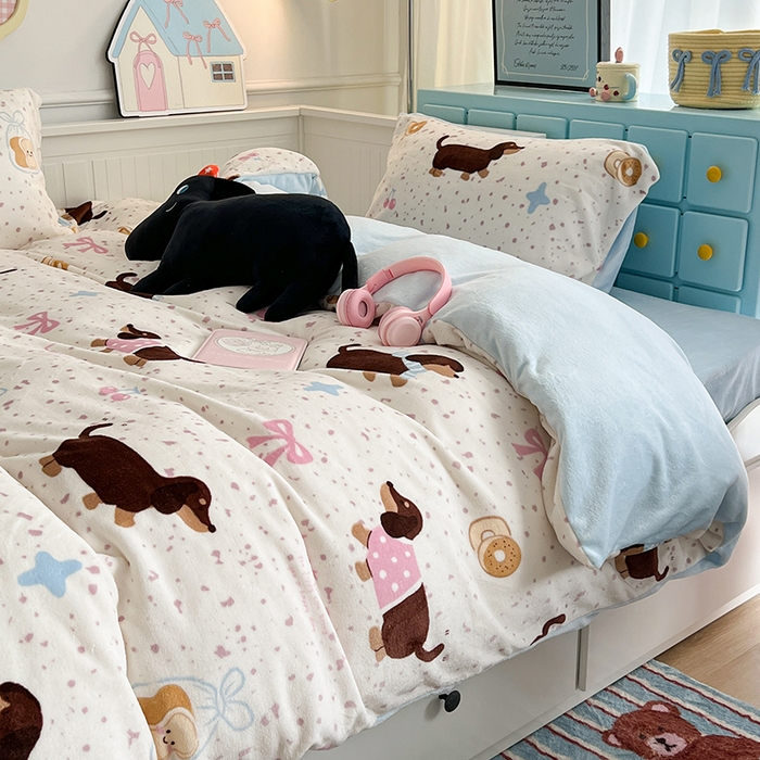 91家纺网 家纺一手货源 找家纺 昔可家纺 2024新款印花牛奶绒四件套系列-卡通系列 点点腊肠狗