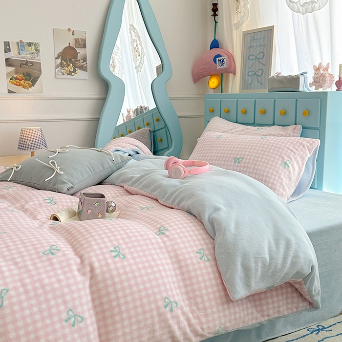 91家纺网 家纺一手货源 找家纺 昔可家纺 2024新款印花牛奶绒四件套系列-ins少女系列 粉格蝴蝶结