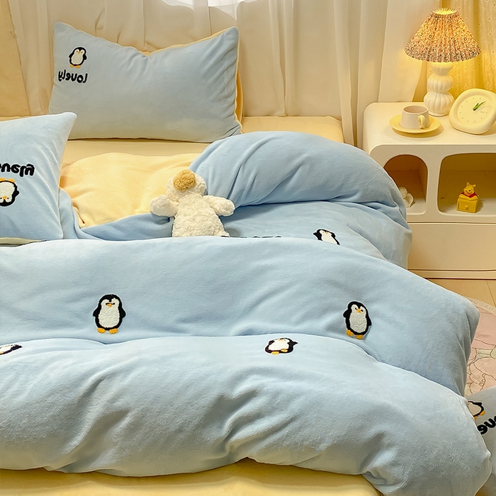 91家纺网 家纺一手货源 找家纺 眠帛家居 2024新款高克重双拼牛奶绒毛巾绣四件套 企鹅