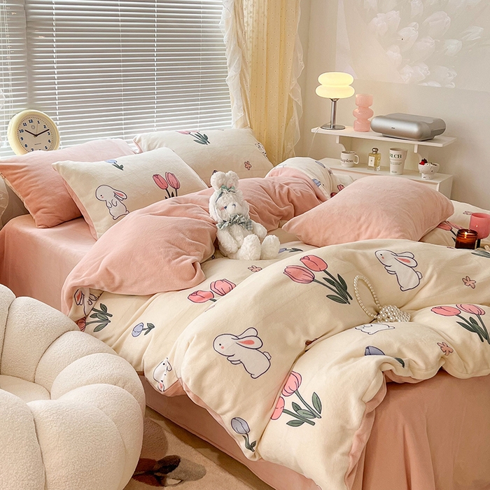 91家纺网 家纺一手货源 找家纺 昔可家纺 2024新款印花牛奶绒四件套系列-2023年热款系列 粉粉郁金兔