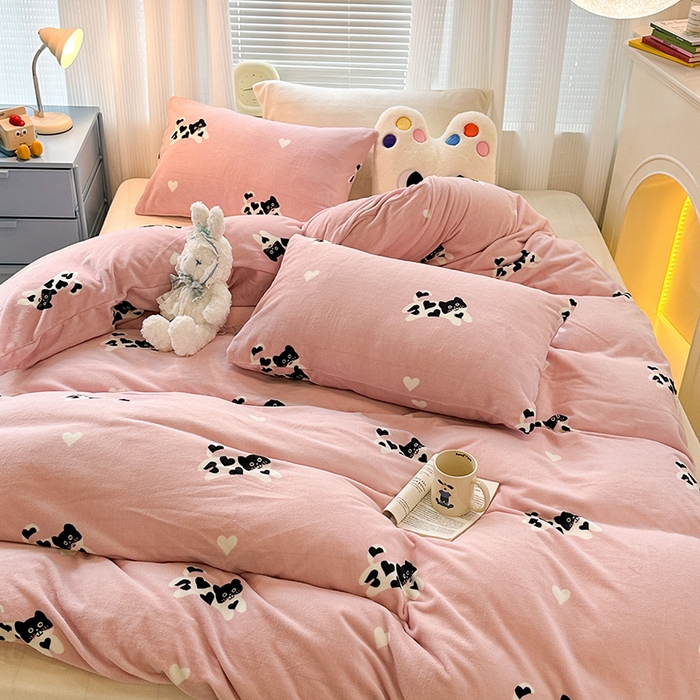 91家纺网 家纺一手货源 找家纺 昔可家纺 2024新款印花牛奶绒四件套系列-2023年热款系列 爱心小黑猫