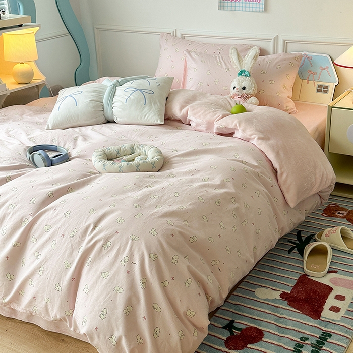 91家纺网 家纺一手货源 找家纺 昔可家纺 2024新款秋冬新款棉加牛奶绒四件套 粉粉小比熊