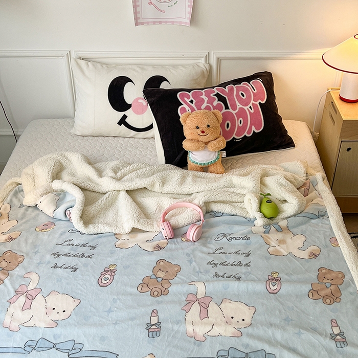 91家纺网 家纺一手货源 找家纺 昔可家纺 2024新款羊羔绒牛奶绒毛毯系列（三）-场景二-卡通系列 小熊礼物