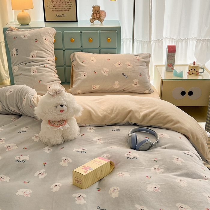 91家纺网 家纺一手货源 找家纺 昔可家纺 2024新款印花牛奶绒四件套系列-卡通系列 蓝底小奶狗