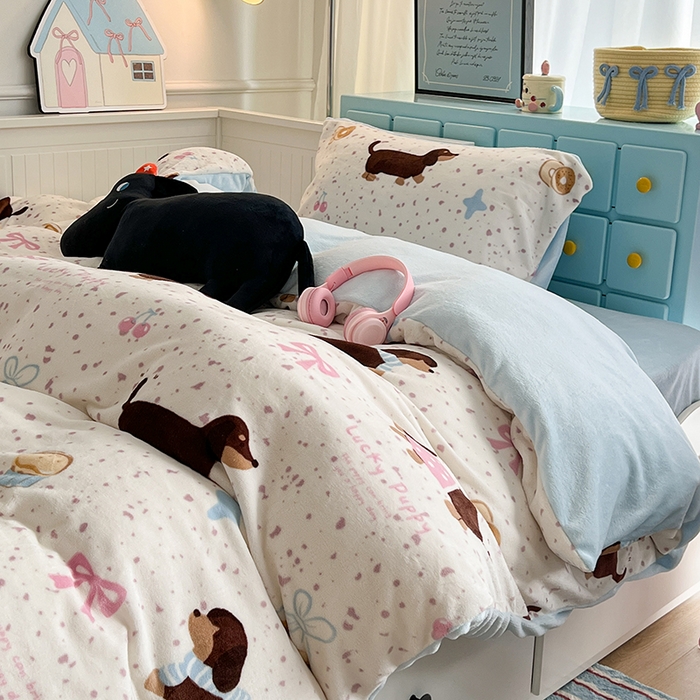 91家纺网 家纺一手货源 找家纺 昔可家纺 2024新款印花牛奶绒四件套系列-卡通系列 点点腊肠狗