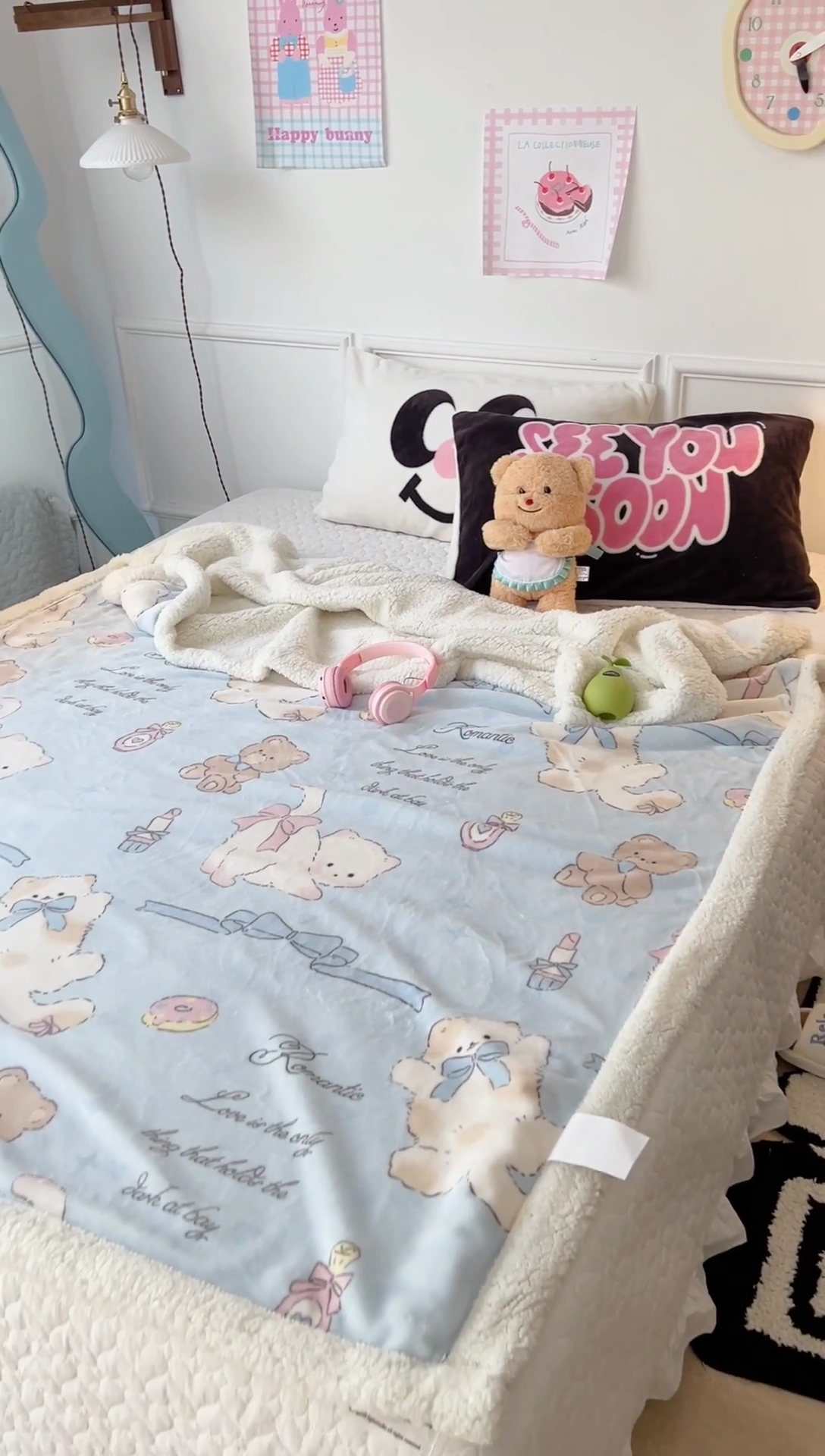 91家纺网 家纺一手货源 找家纺 昔可家纺 2024新款羊羔绒牛奶绒毛毯系列（三）-场景二-卡通系列 小熊礼物