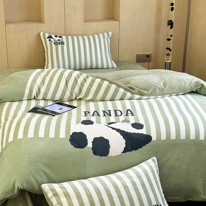 91家纺网 家纺一手货源 找家纺 昔可家纺 2024新款大版数码印花设计师牛奶绒四件套 趴趴熊猫