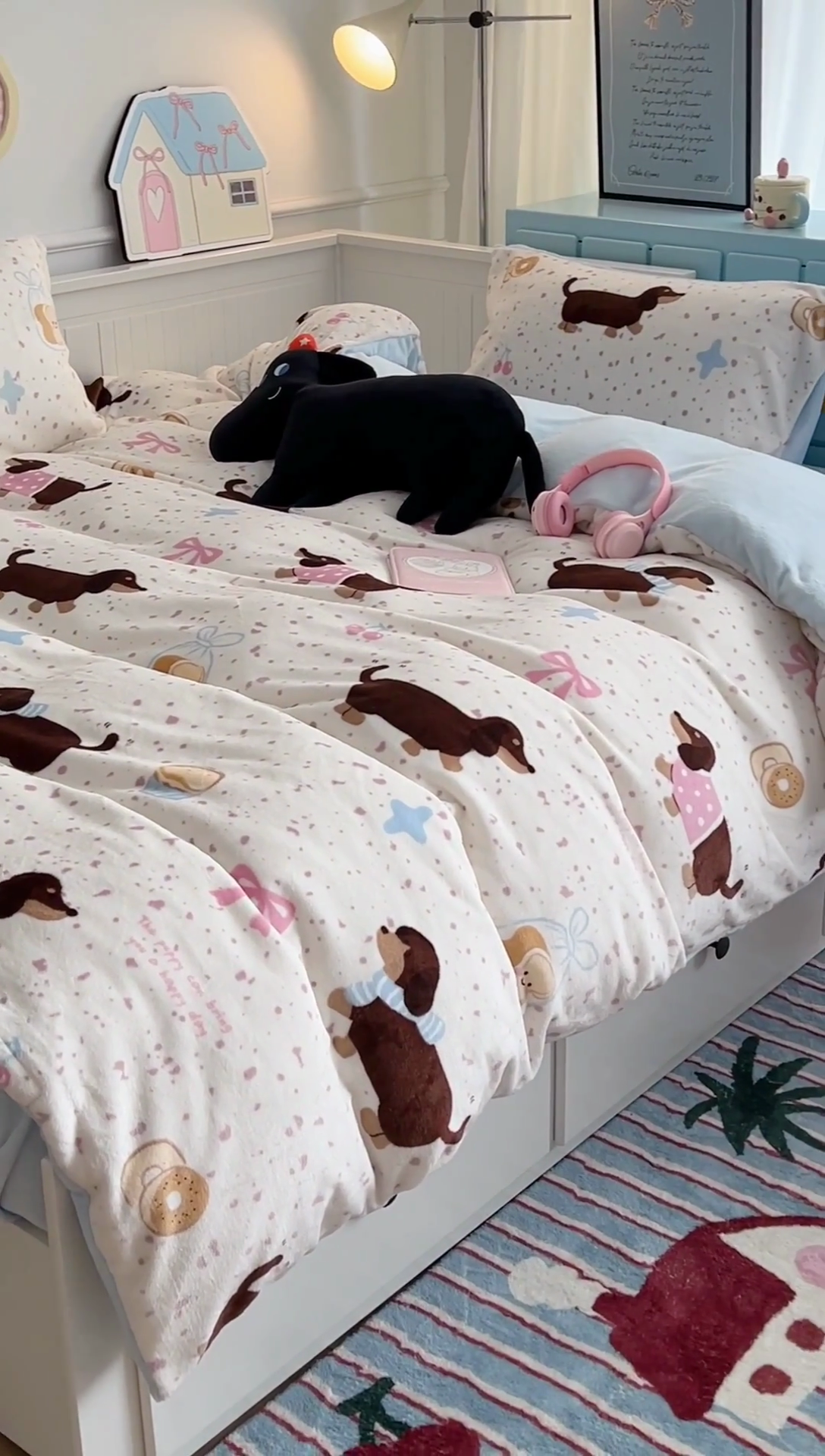 91家纺网 家纺一手货源 找家纺 昔可家纺 2024新款印花牛奶绒四件套系列-卡通系列 点点腊肠狗