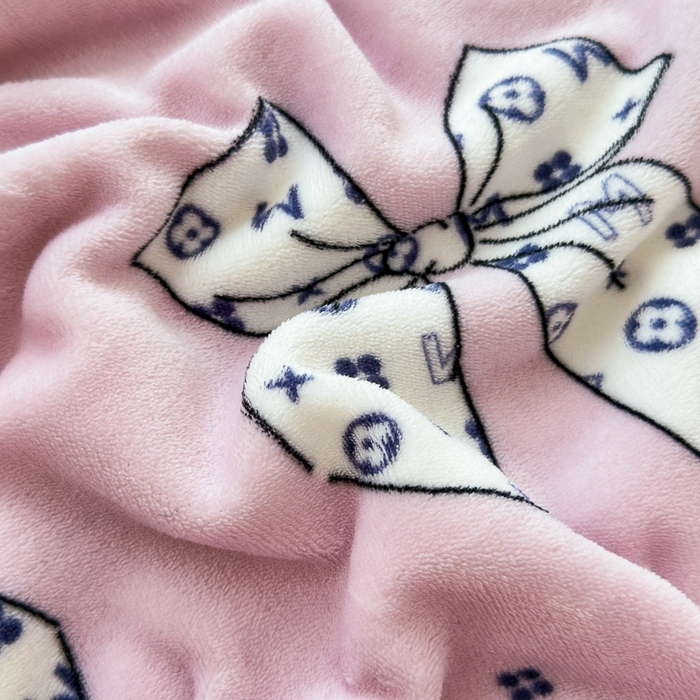 91家纺网 家纺一手货源 找家纺 花伞家居 2024直播新款牛奶绒羊羔绒多功能复合拉链被套款毛毯 毛毯-字母蝴蝶结