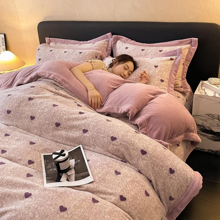 91家纺网 家纺一手货源 找家纺 茉保家纺 2024新款包边款印花牛奶绒床盖四件套 爱心(紫）