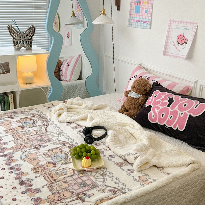 91家纺网 家纺一手货源 找家纺 昔可家纺 2024新款羊羔绒牛奶绒毛毯系列（三）-场景二-洛丽塔系列 小熊玩偶屋