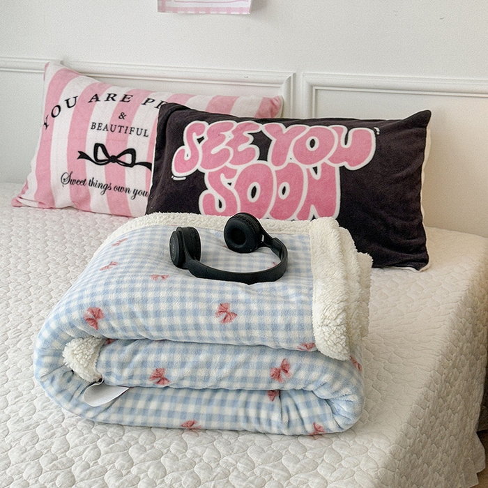 91家纺网 家纺一手货源 找家纺 昔可家纺 2024新款羊羔绒牛奶绒毛毯系列（三）-场景二-少女风系列 蓝格蝴蝶结