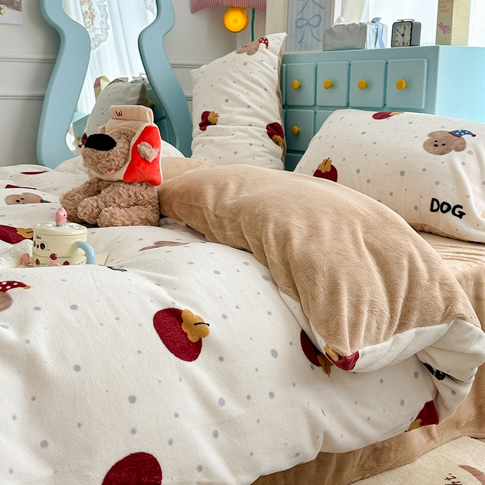 91家纺网 家纺一手货源 找家纺 昔可家纺 2024新款印花牛奶绒四件套系列-卡通系列 苹果小棕狗